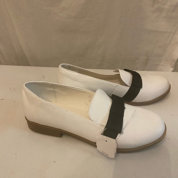 Journee Collection Shoes - Journee Collection white shoes with black ribbon front size 10 NWT